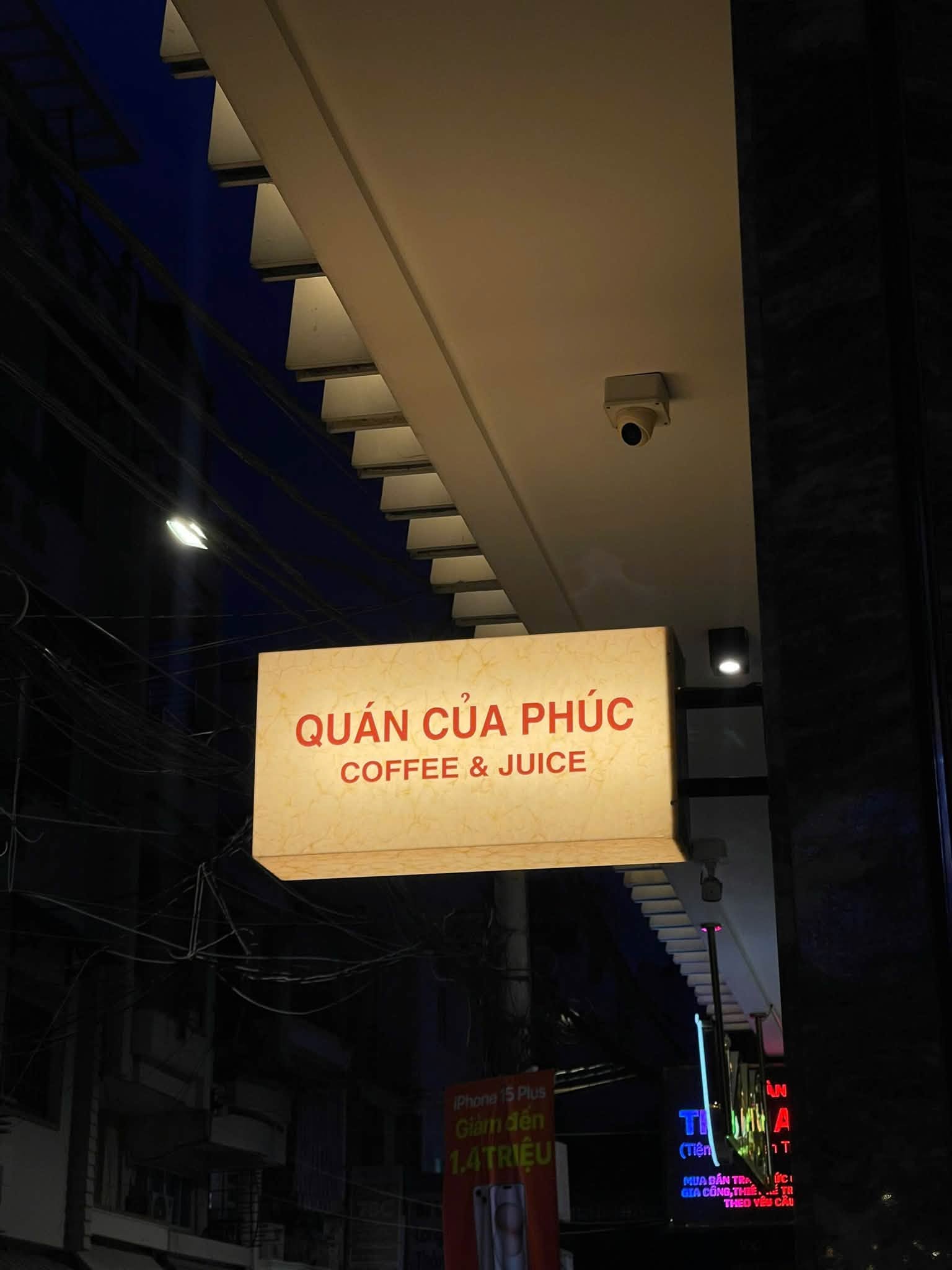 Bảng hiệu Quán của Phúc vào buổi tối